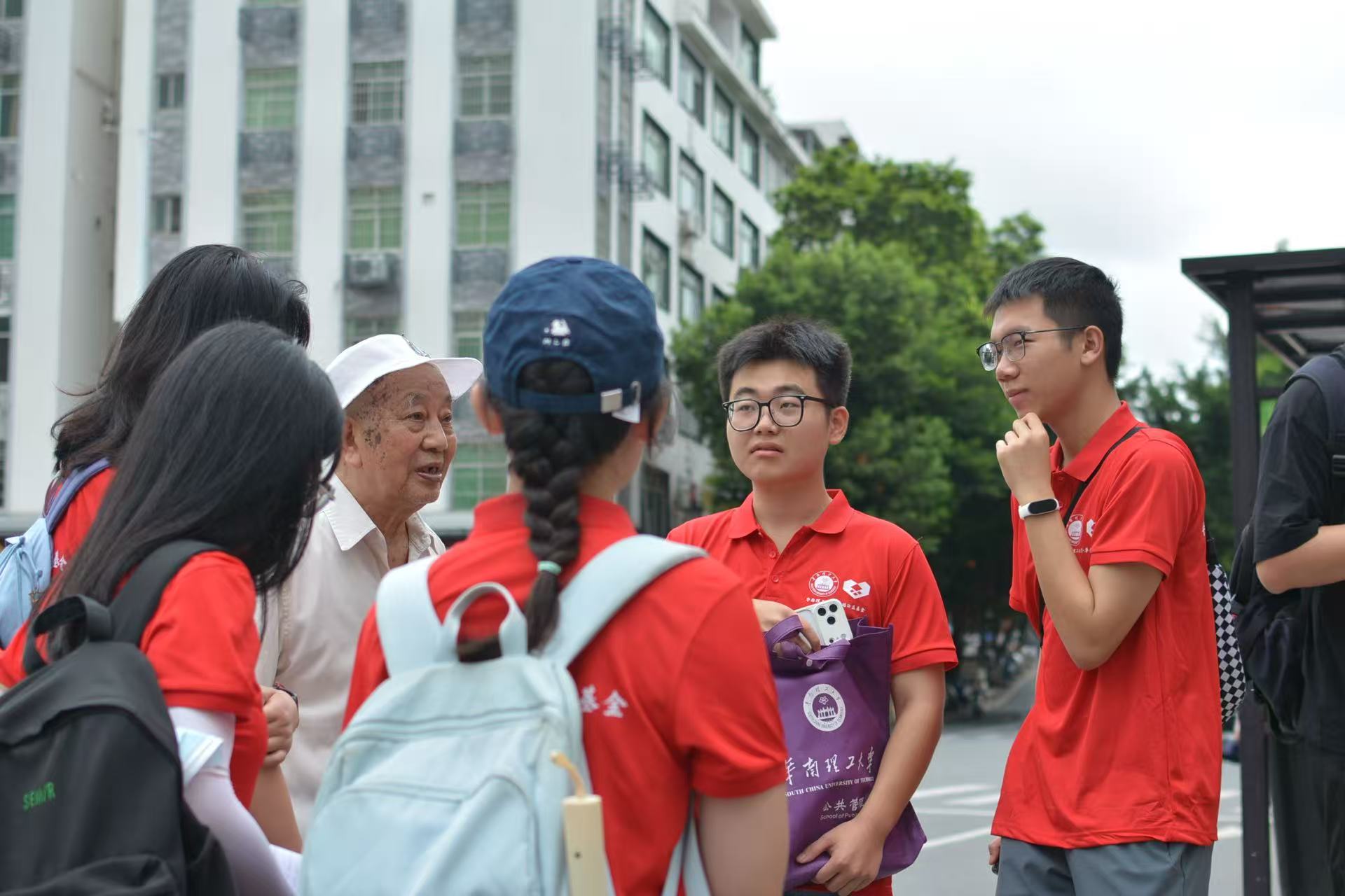 华南理工大学公共管理学院：深入街头访民情，学子与本地长者面对面交谈；作者：孔宛如.jpg
