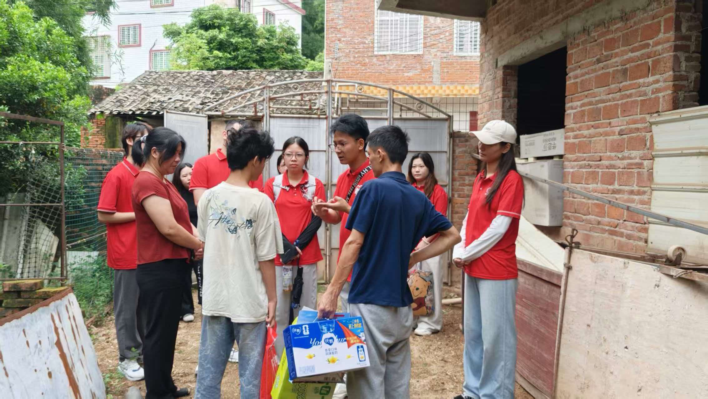 图为团队暖心入户，向村民宣讲资助惠民政策 “杏林春暖”突击队摄