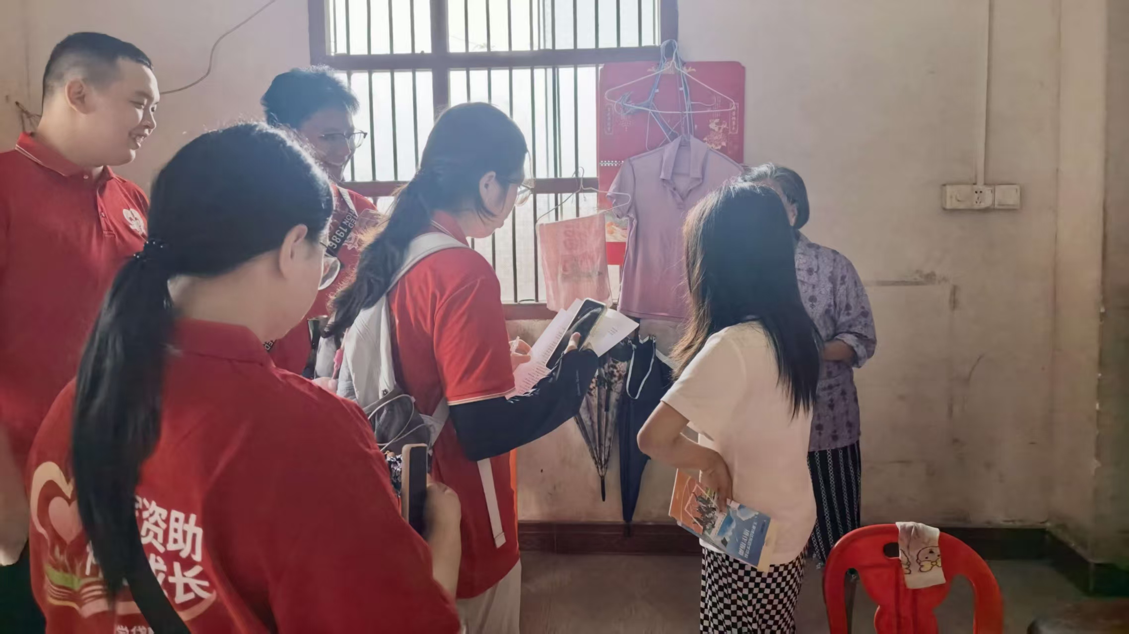 图为团队暖心入户，向村民宣讲资助惠民政策 “杏林春暖”突击队摄