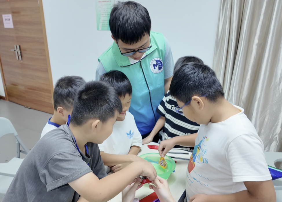图为浮力纸船实验现场