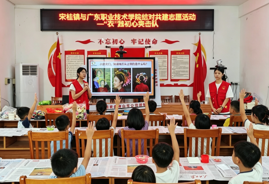 图为非遗簪花手工课堂。潘芷珊 供图
