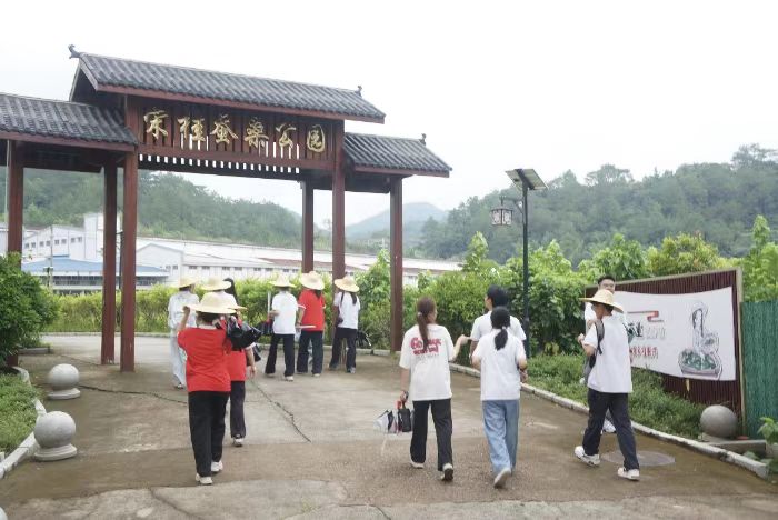 “绮梦筑彩”突击队实地考察宋桂镇桑蚕公园