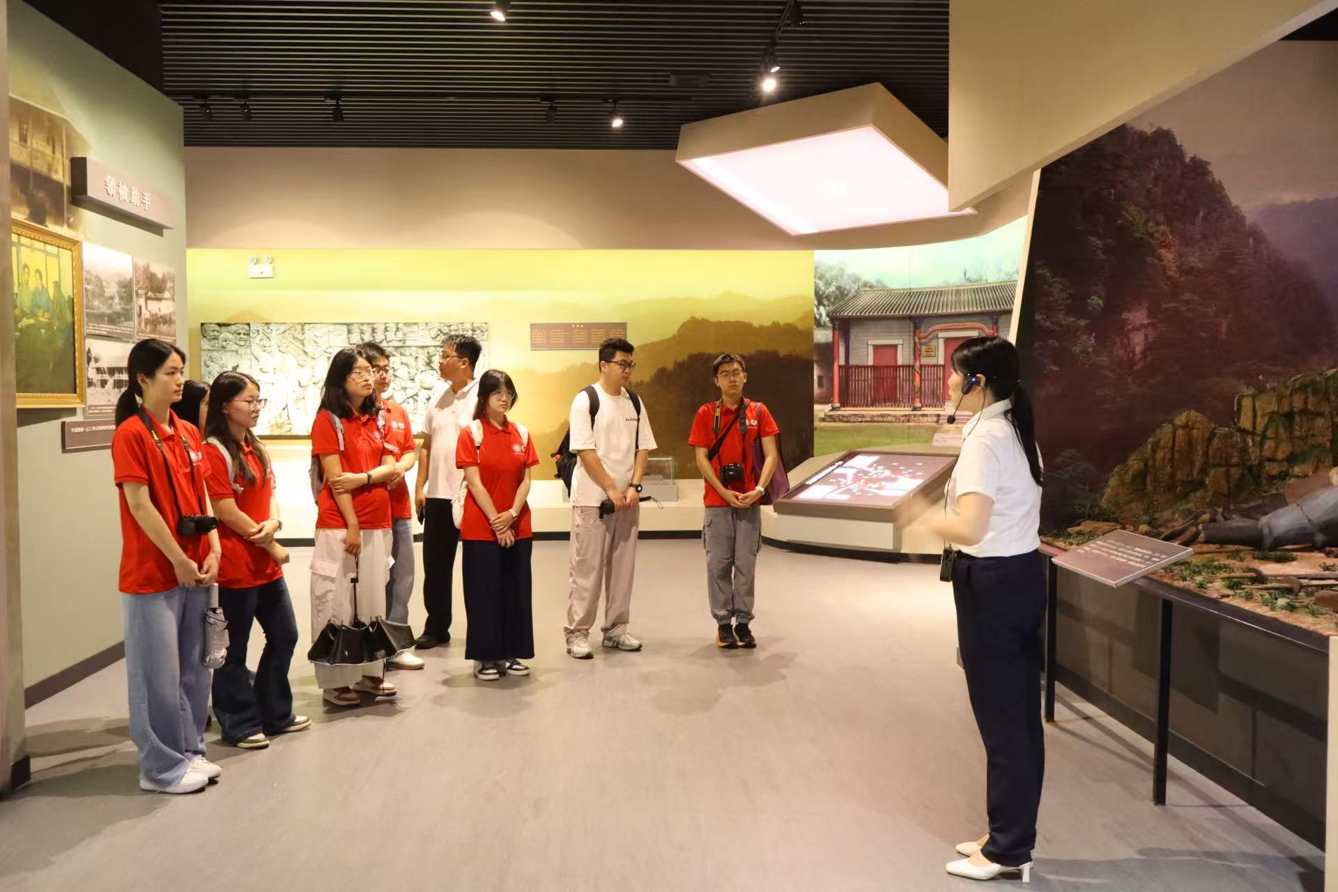 华南理工大学公共管理学院；赓续红色血脉，实践队集体参观革命纪念馆开展研学学习；作.jpg