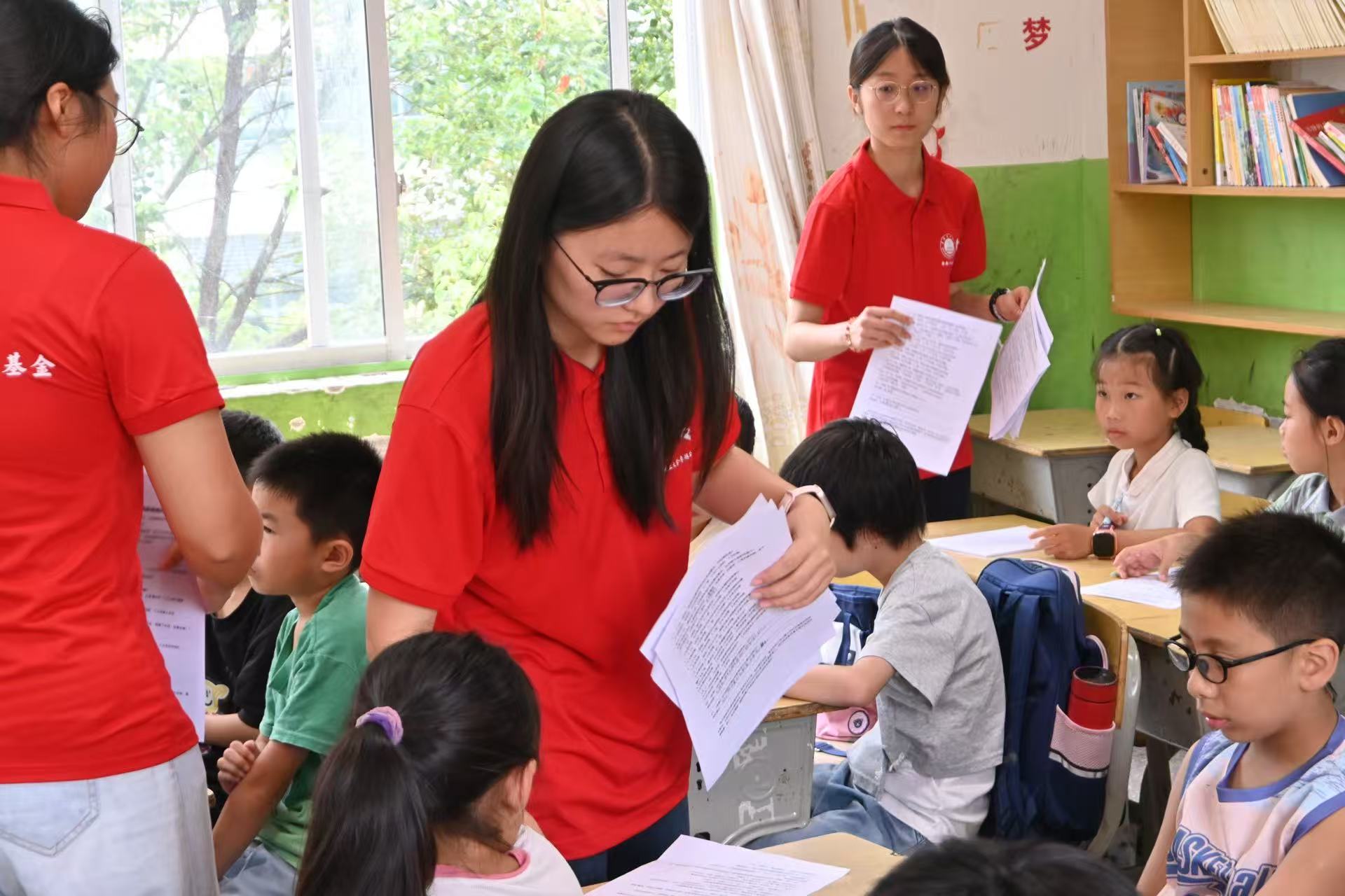 华南理工大学公共管理学院；入校调研察实况，实践队面向学生开展红色德育调查；作者：.jpg
