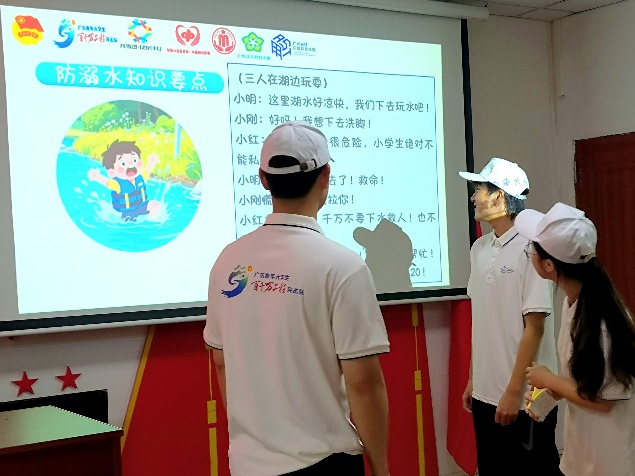 图为队员演绎孩童私自下河遇险情景剧