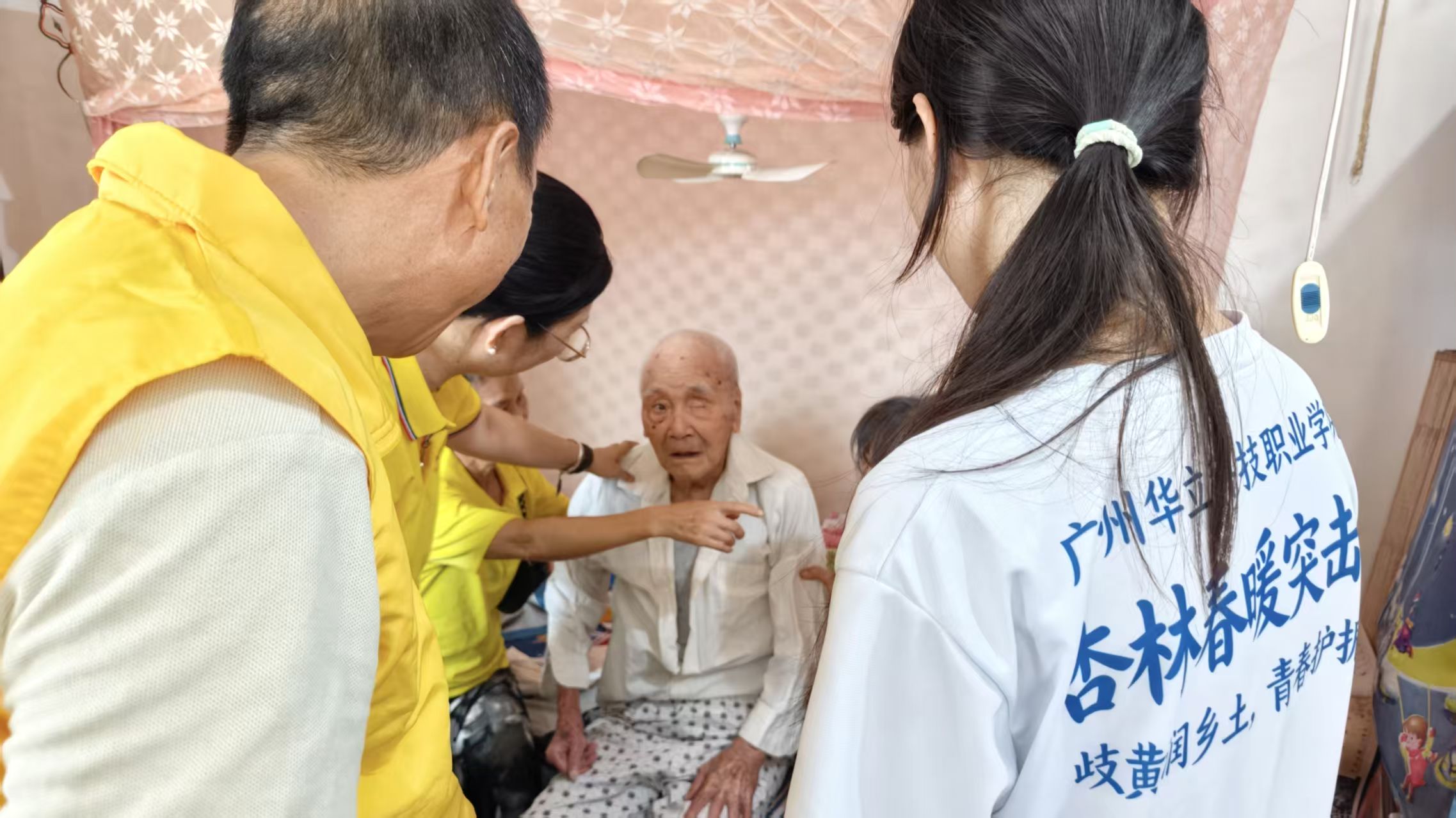 走访村内抗战老兵 “杏林春暖”突击队摄