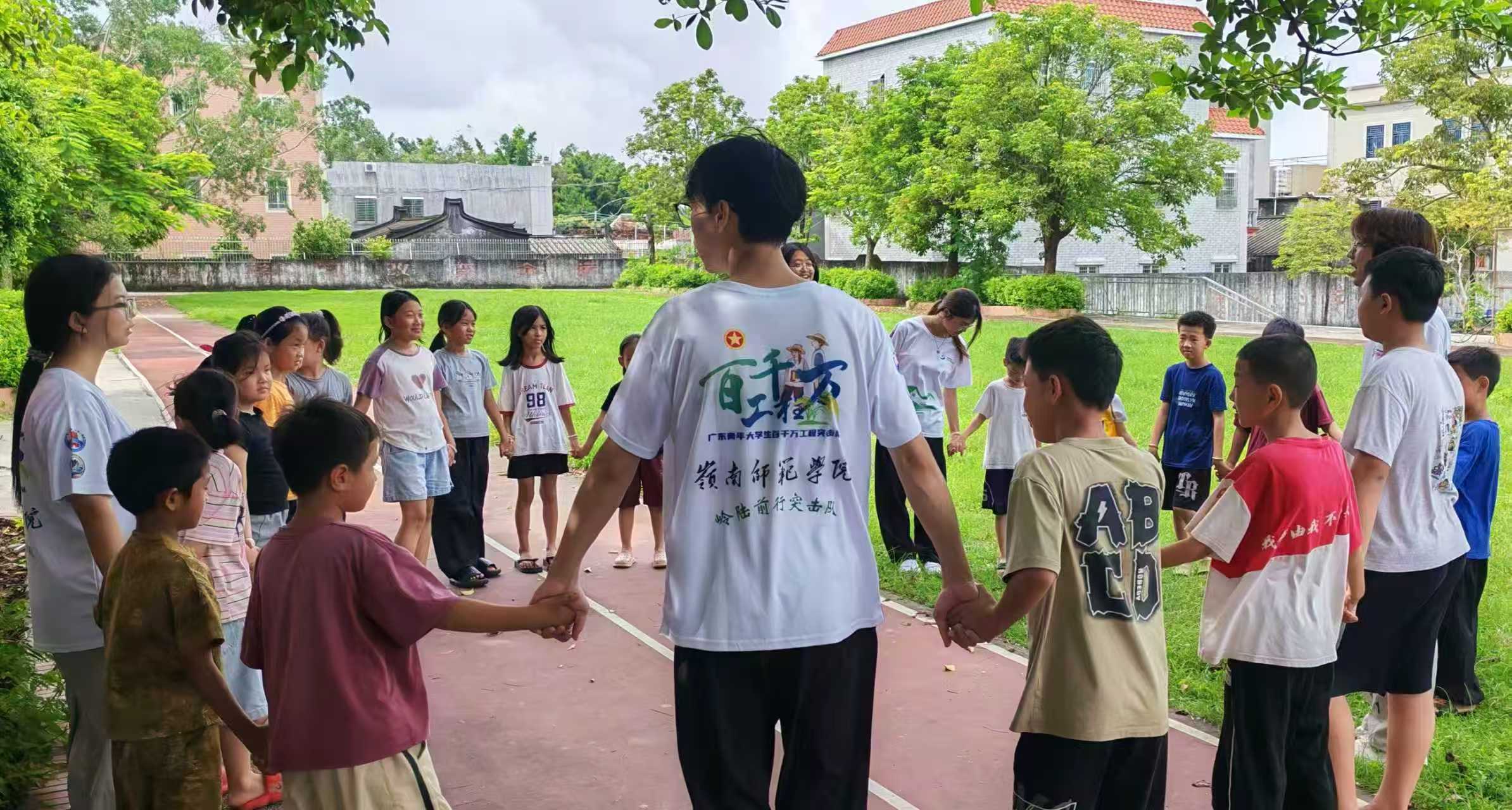 图为岭陆前行突击队队员与学生进行游戏（黄河舟 摄）