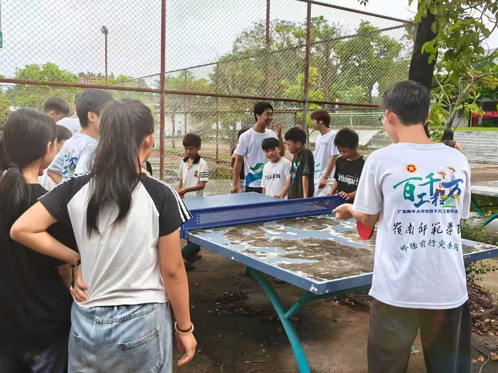 图为岭陆前行突击队队员在给学生进行乒乓球演练（黄河舟 摄）