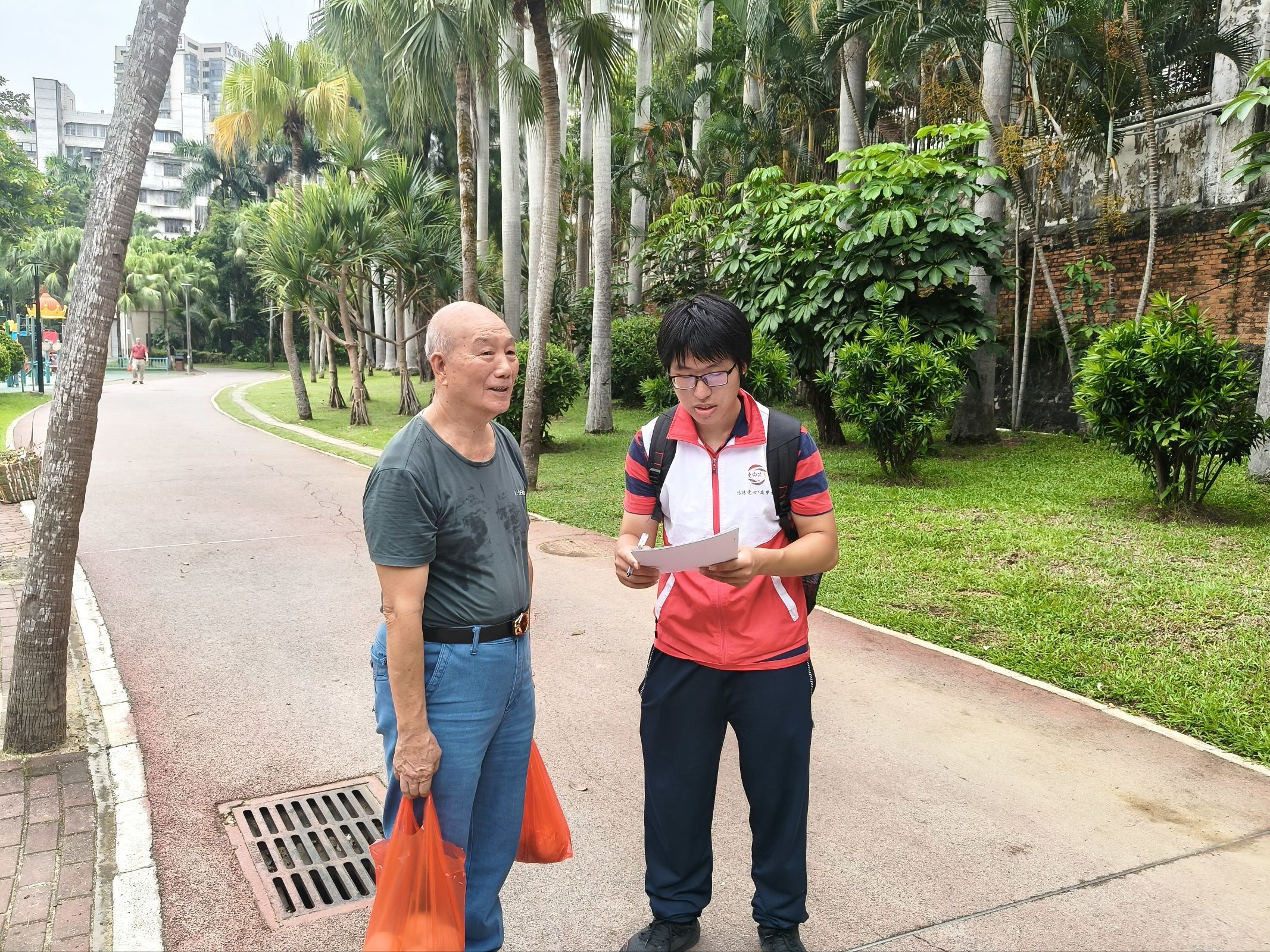 志愿者给老人科普健康知识.jpg