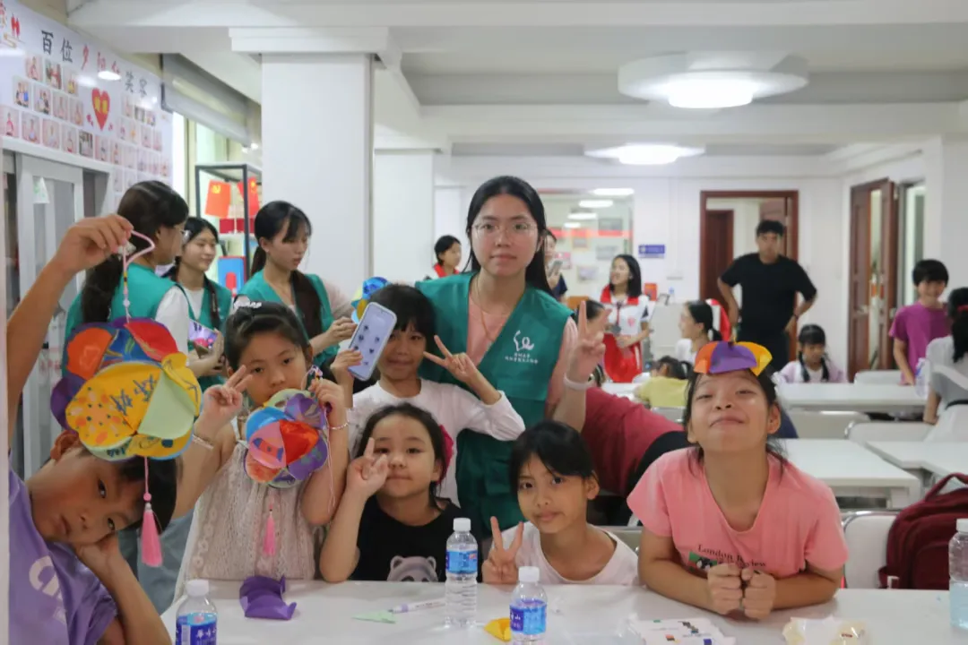 暖阳筑梦支教队与孩子们手持自制非遗绣球合影留念
