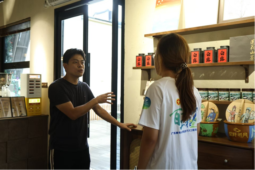 实践队员与咖啡馆负责人交流调研