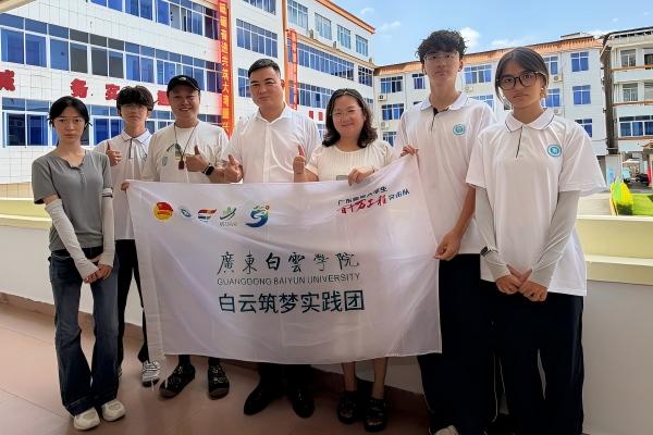 在大湾镇镇政府与陈春能党委书记合影