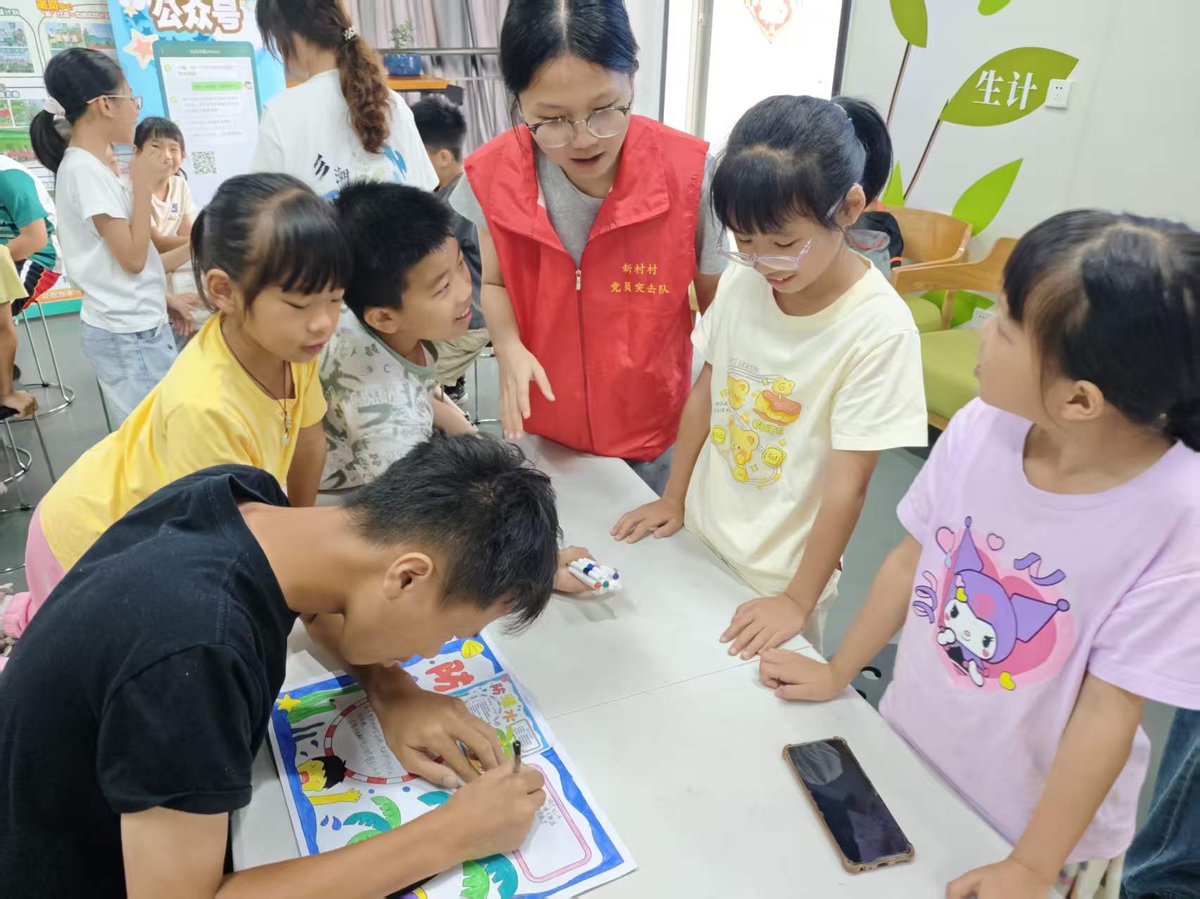 小朋友们认真聆听讲解，专注投入于课堂手工制作中