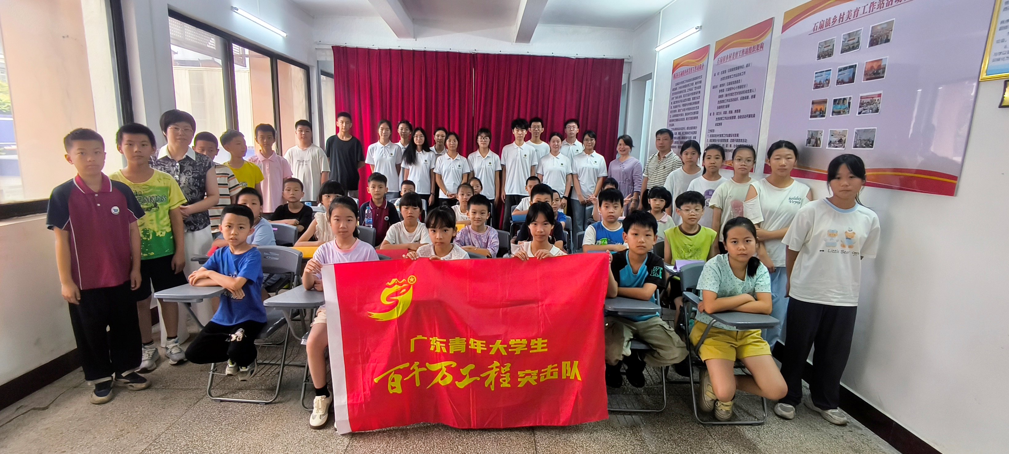 图1：青禾耕文实践队与夏令营小朋友的开营合影