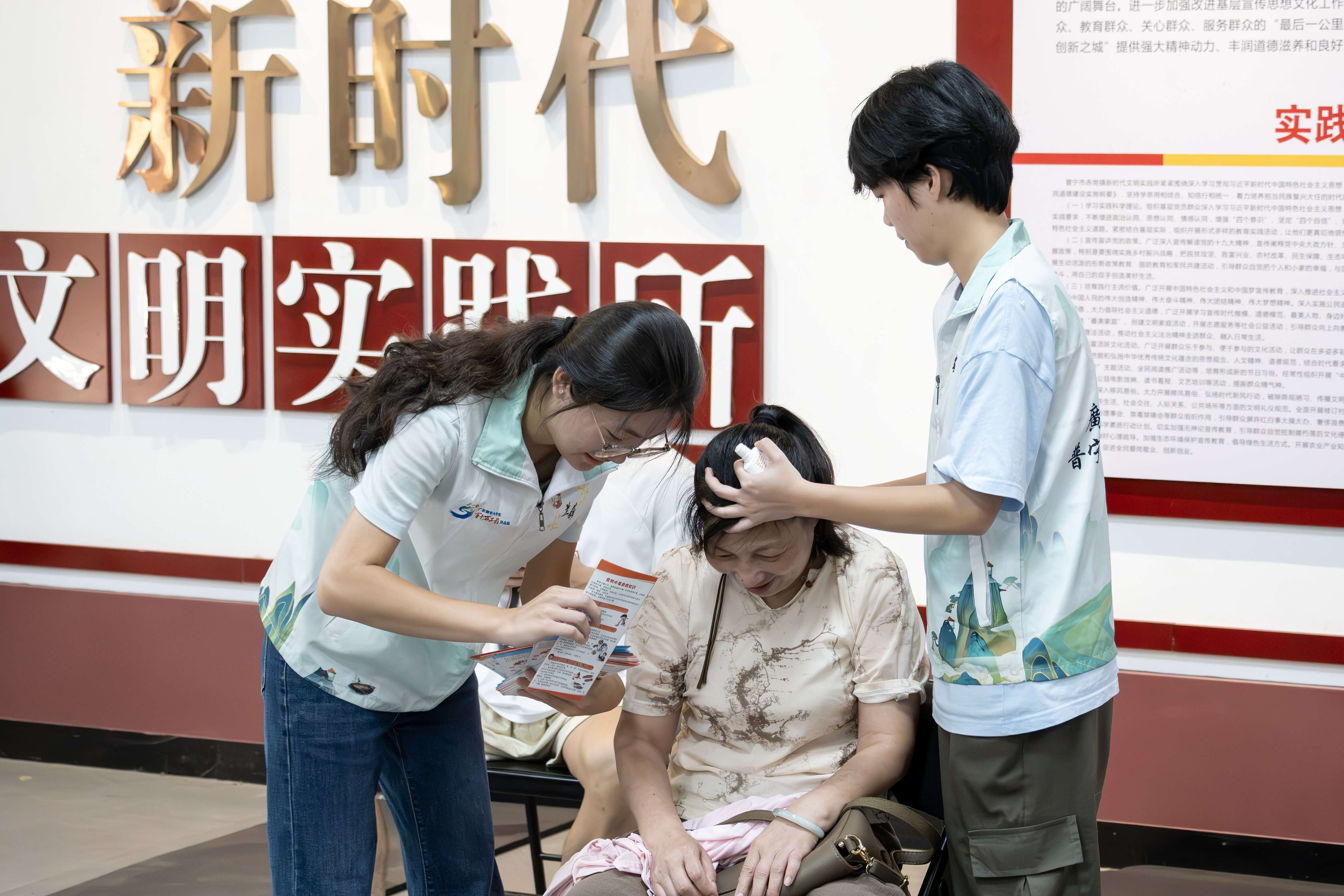 分发急救手册.jpg