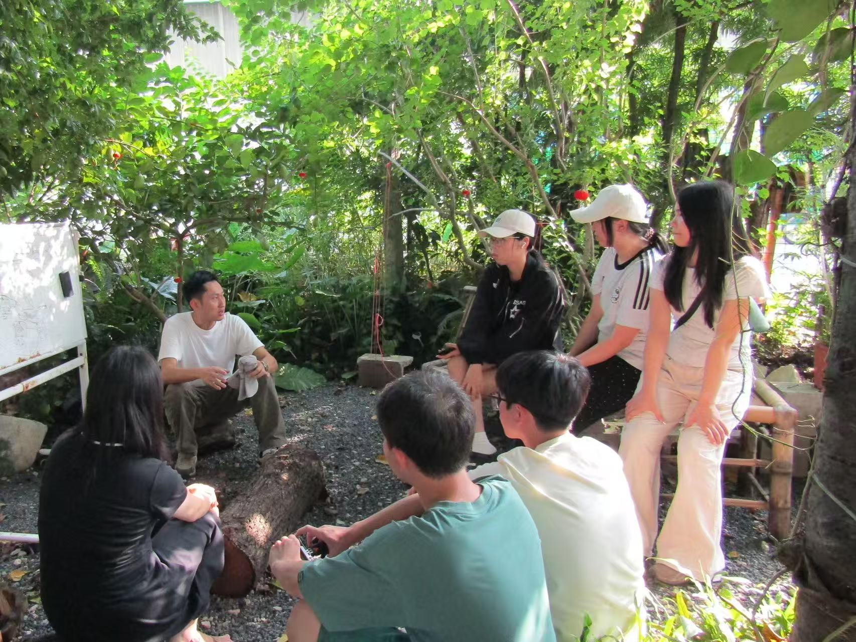 林下讲堂搭建完成后，园区负责人科普试讲实景.jpg