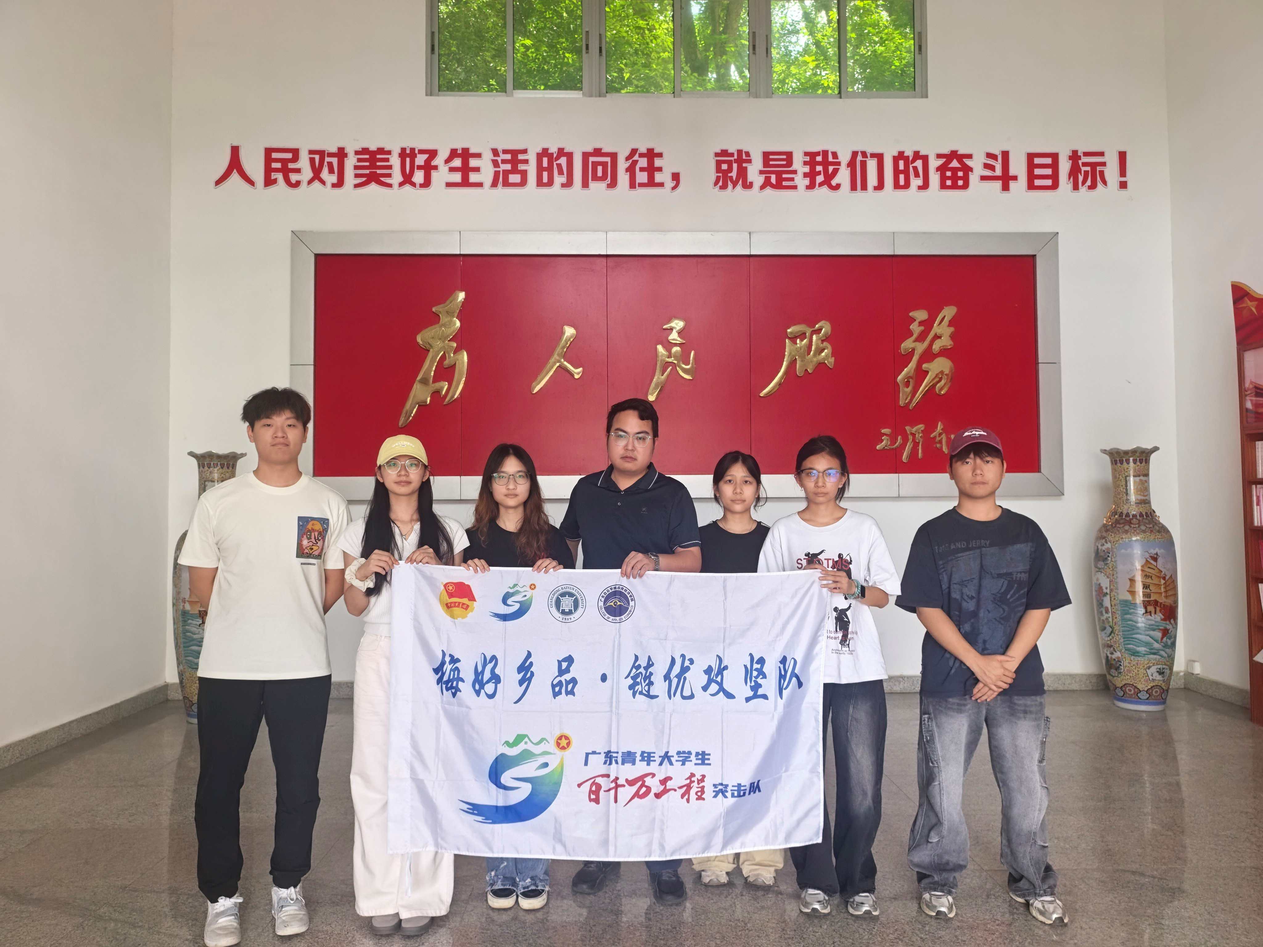 与政府副书记合照1.jpg