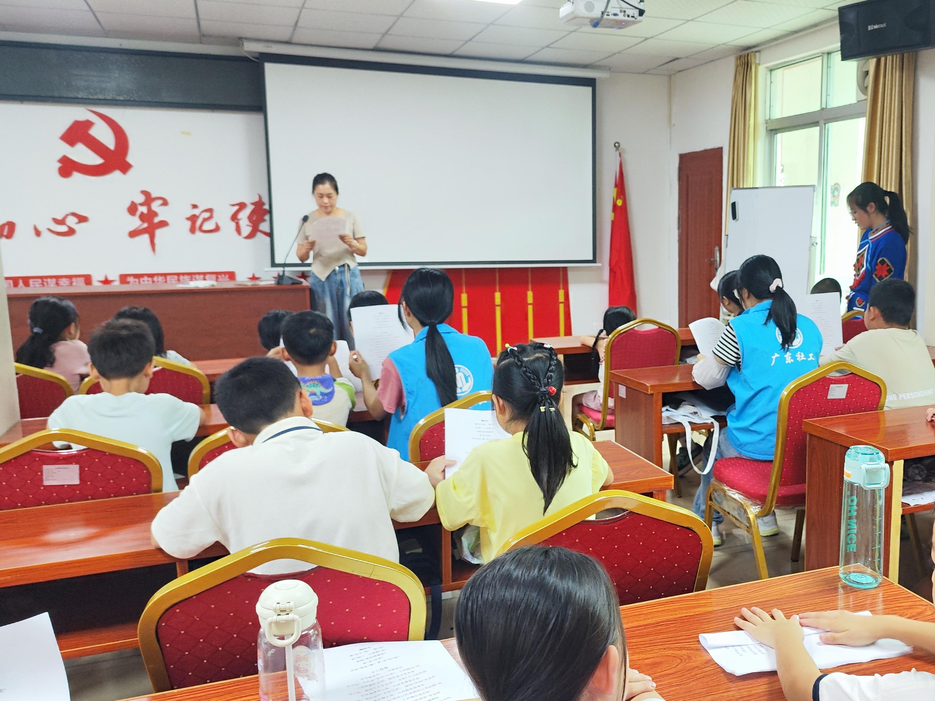 图为瑶族老师带《贵客来》等唱瑶歌