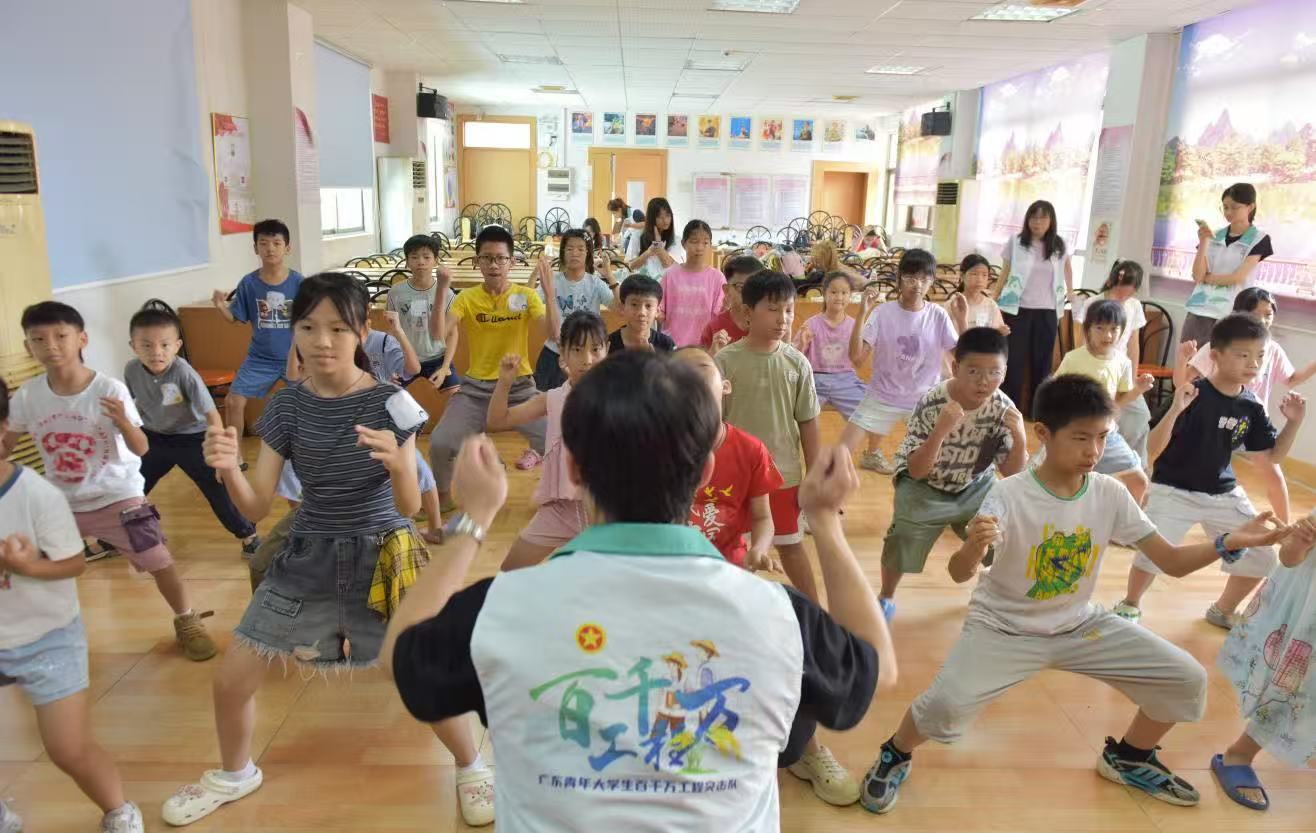 图为“狮韵兴乡”突击队队员带领孩子们练习醒狮基本动作。郭榕，陈子欣 供图 ...