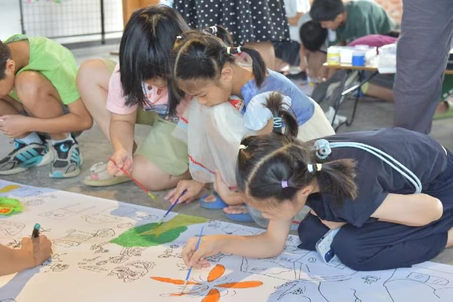 图为 孩子们专注为长卷画上色。郭榕，陈子欣 供图