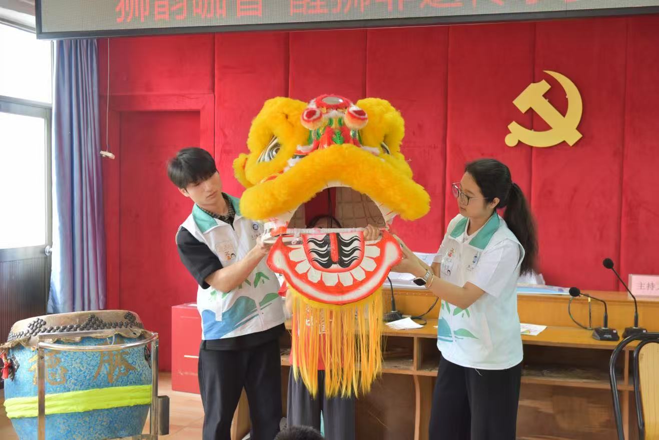 图为 队员引导孩子观察醒狮头内部结构，了解传统工艺构造。郭榕，陈子欣 供图 ...