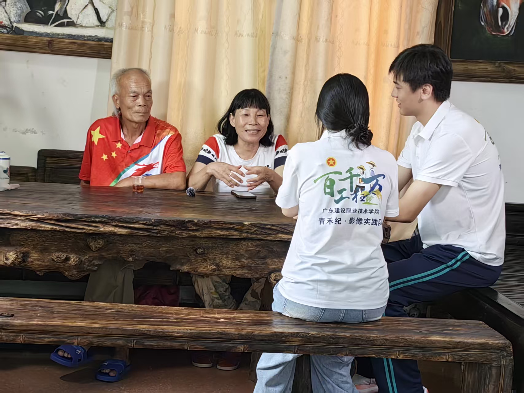 图为团队专访非遗匠人。张达明 供图
