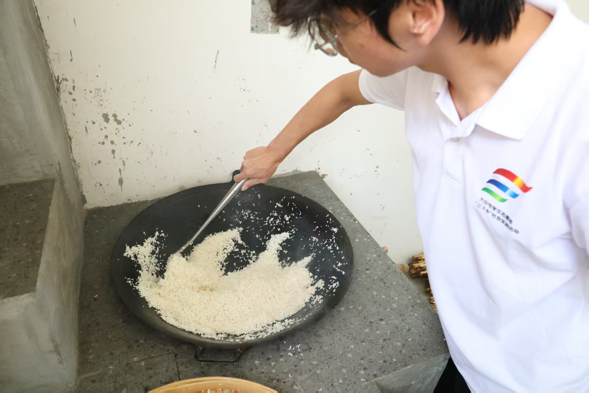 （图为突击队队员参与炒米过程）