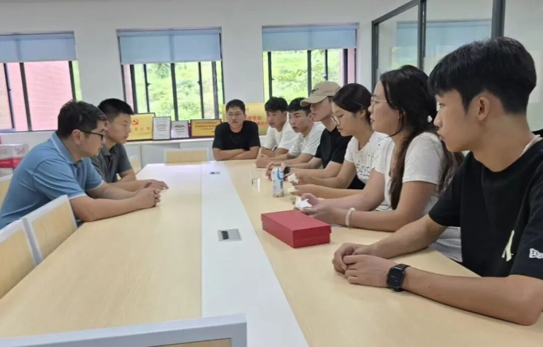 出发前小会议.jpg