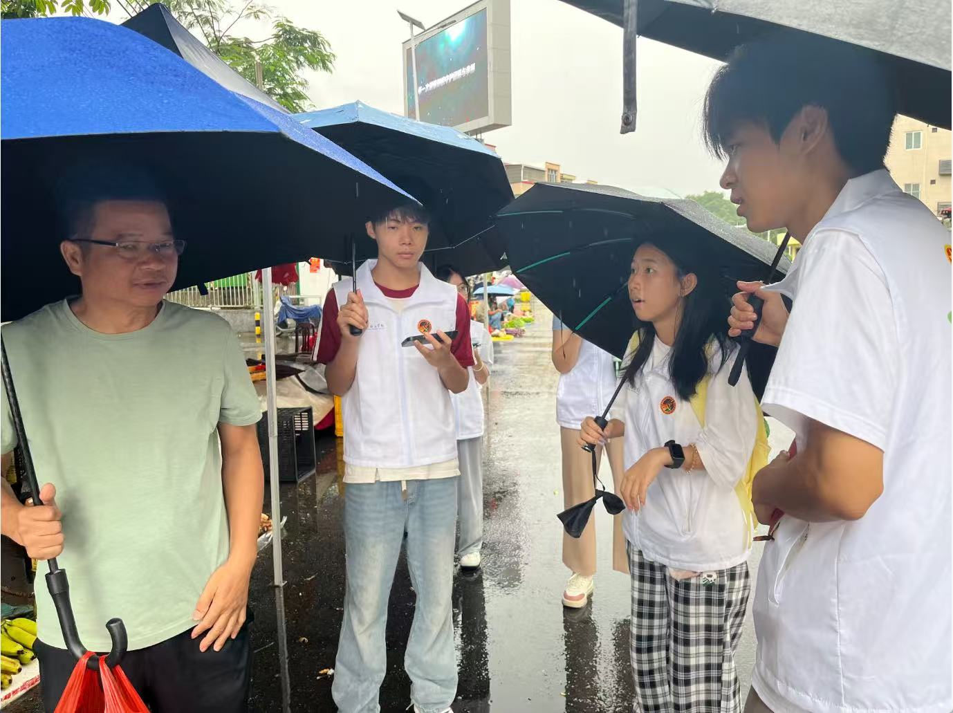 “萤火虫”实践团深入镇区市场走访调研
