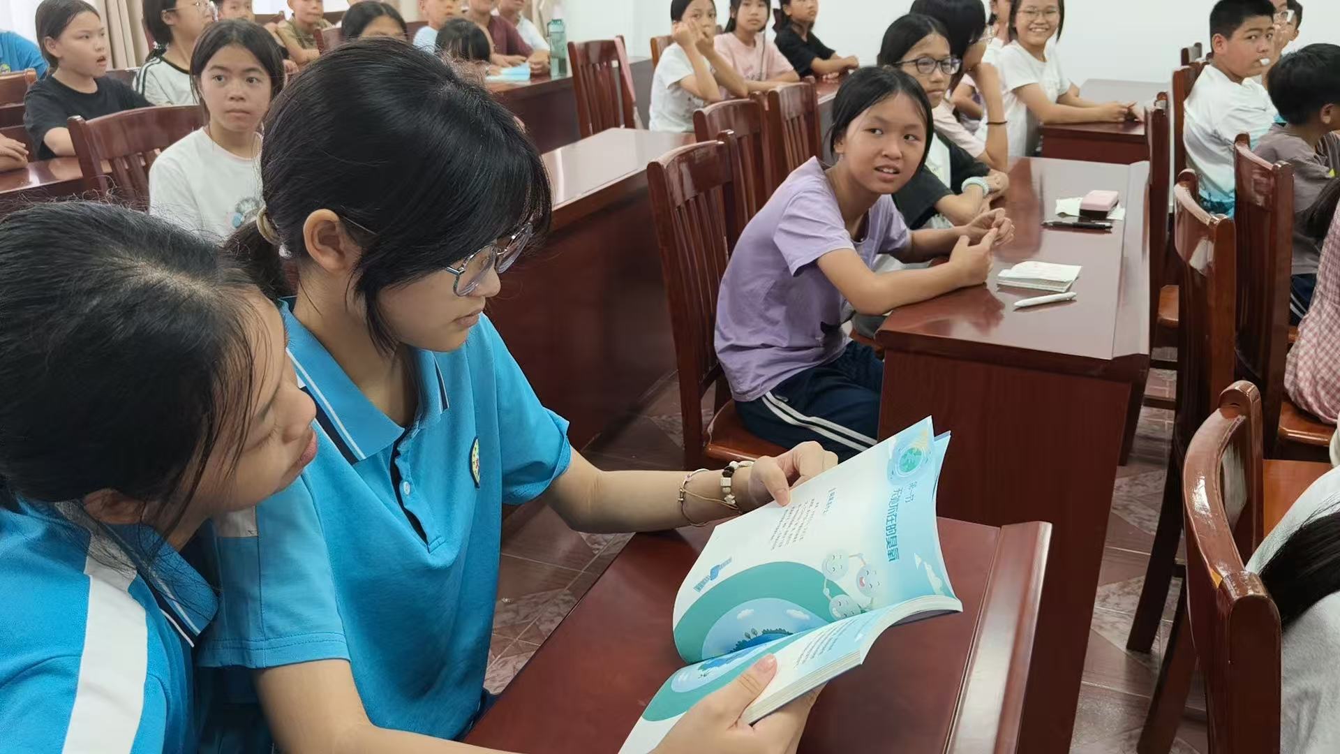 学生在课堂上阅读关于臭氧层保护的书籍