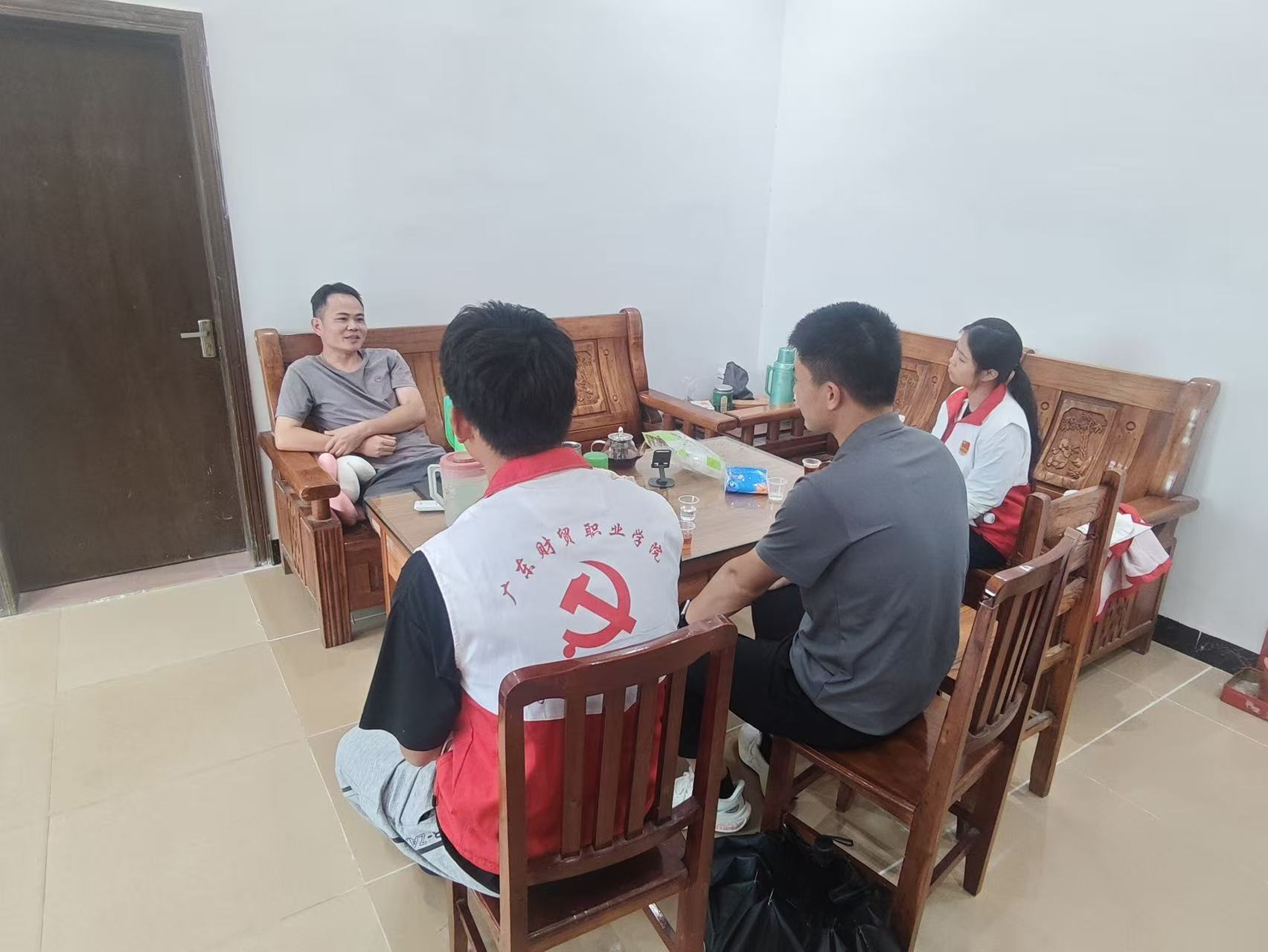 图 3 实践队员入户走访慰问村居群众，倾听群众诉求.jpg