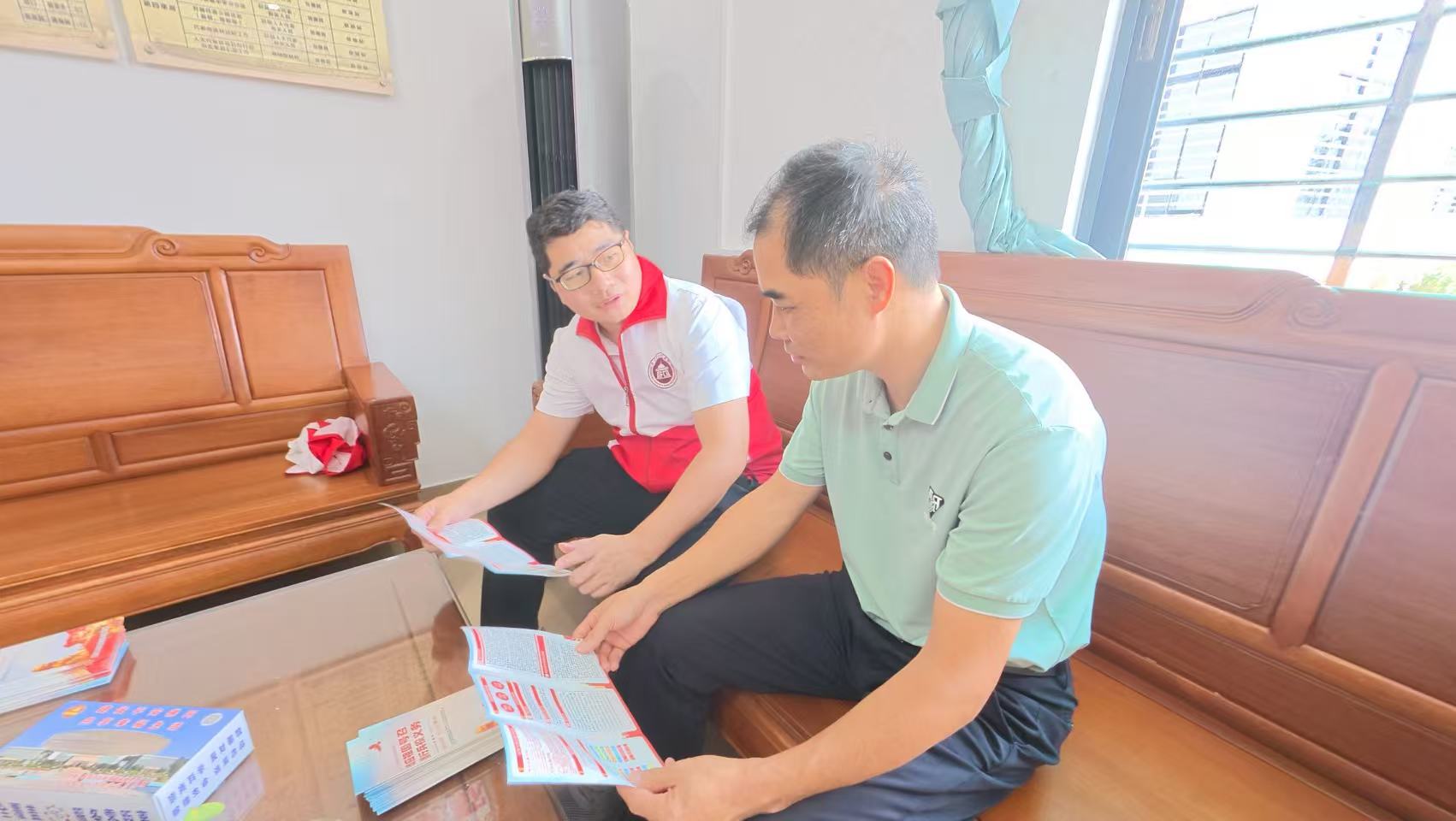 图 4 擎光戍梦实践队与湴江村村委会开展座谈调研交流会.jpg