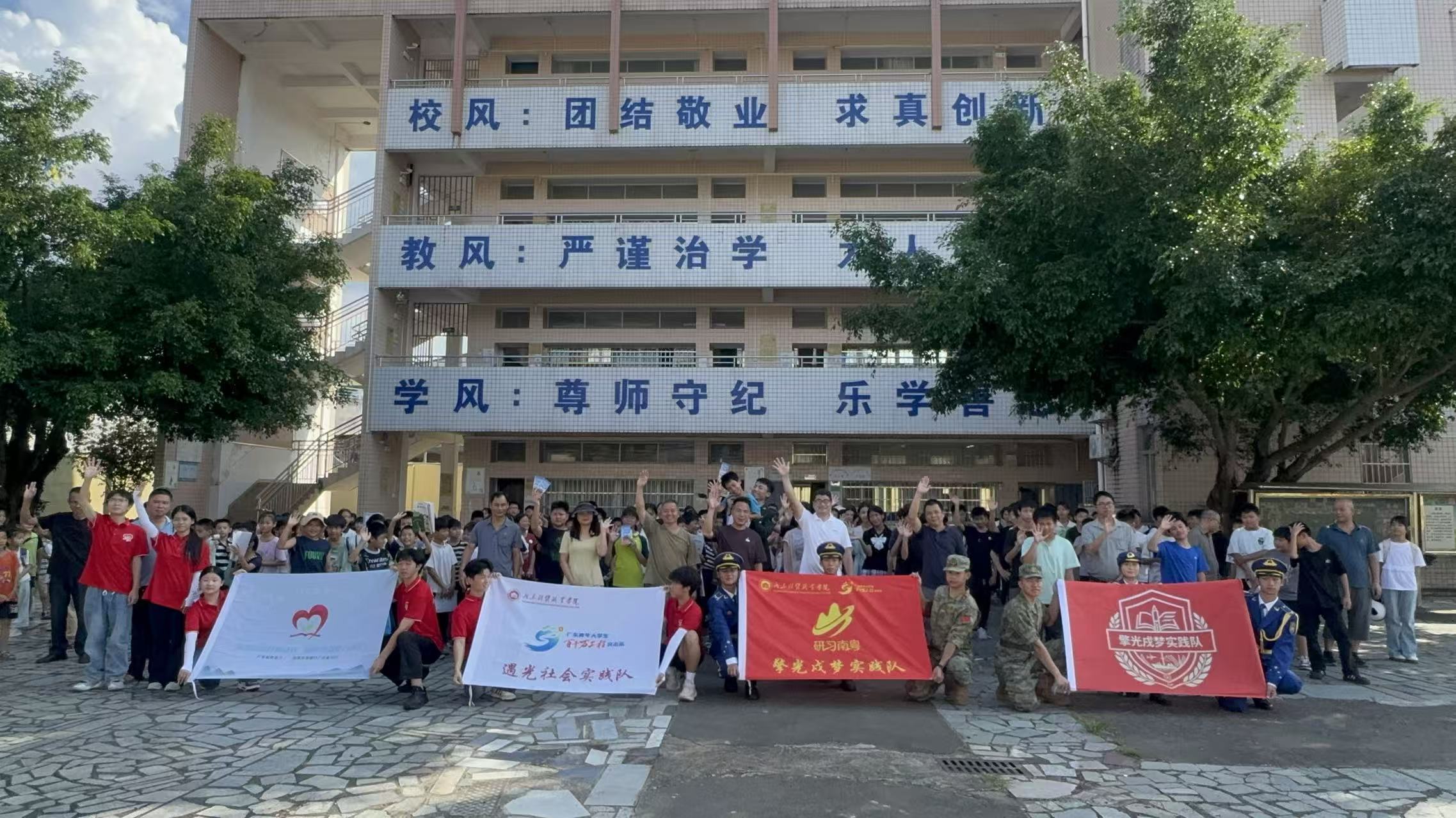 图 1 擎光戍梦实践队全体队员在湴江村实践活动大合影.jpg