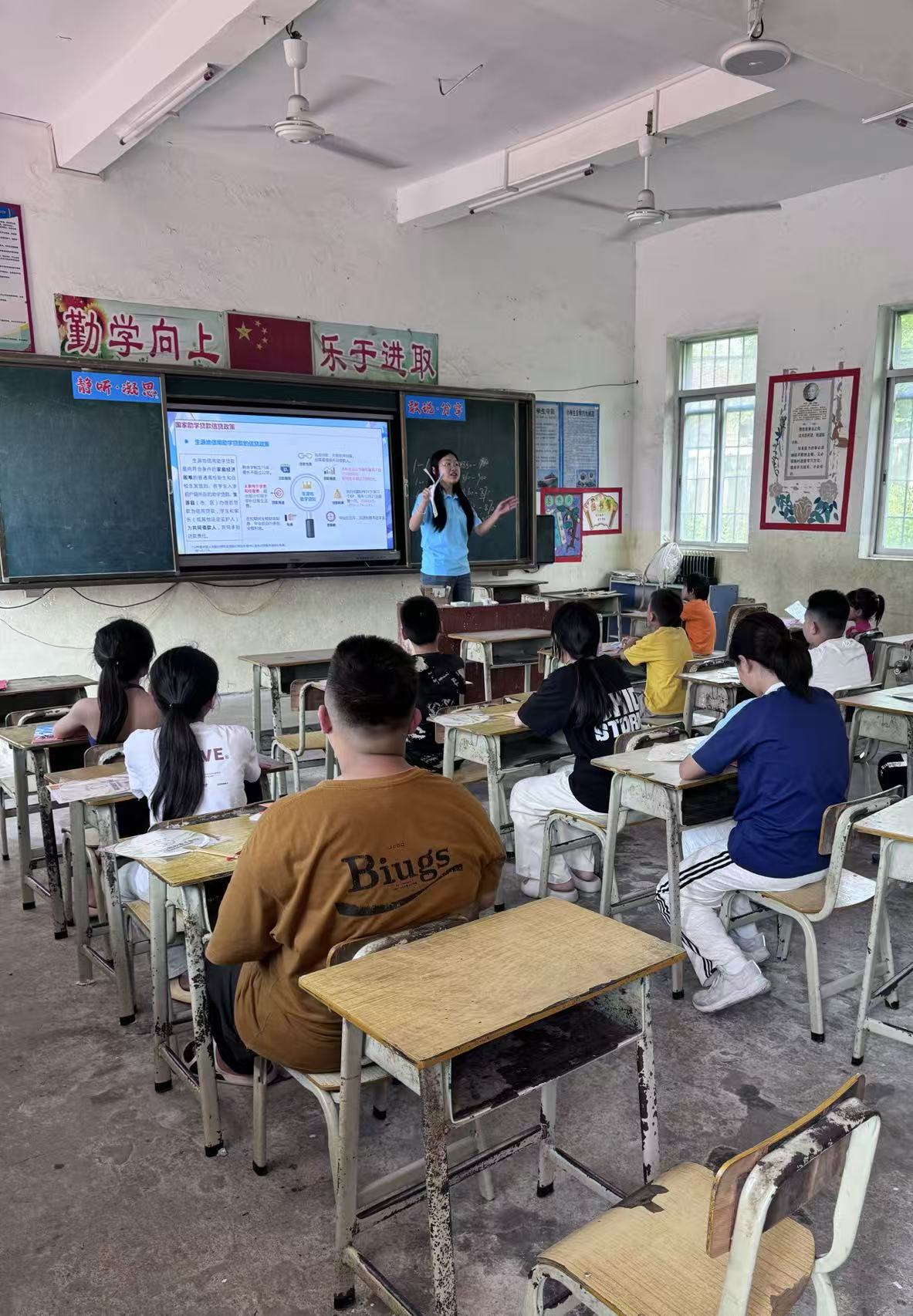 队员在乌龙小学宣讲