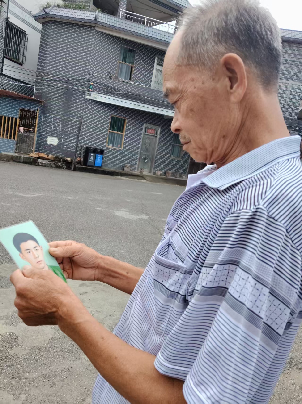 图为72岁李大爷拿着我们为他修复好的老照片 暖阳筑梦突击队 拱图