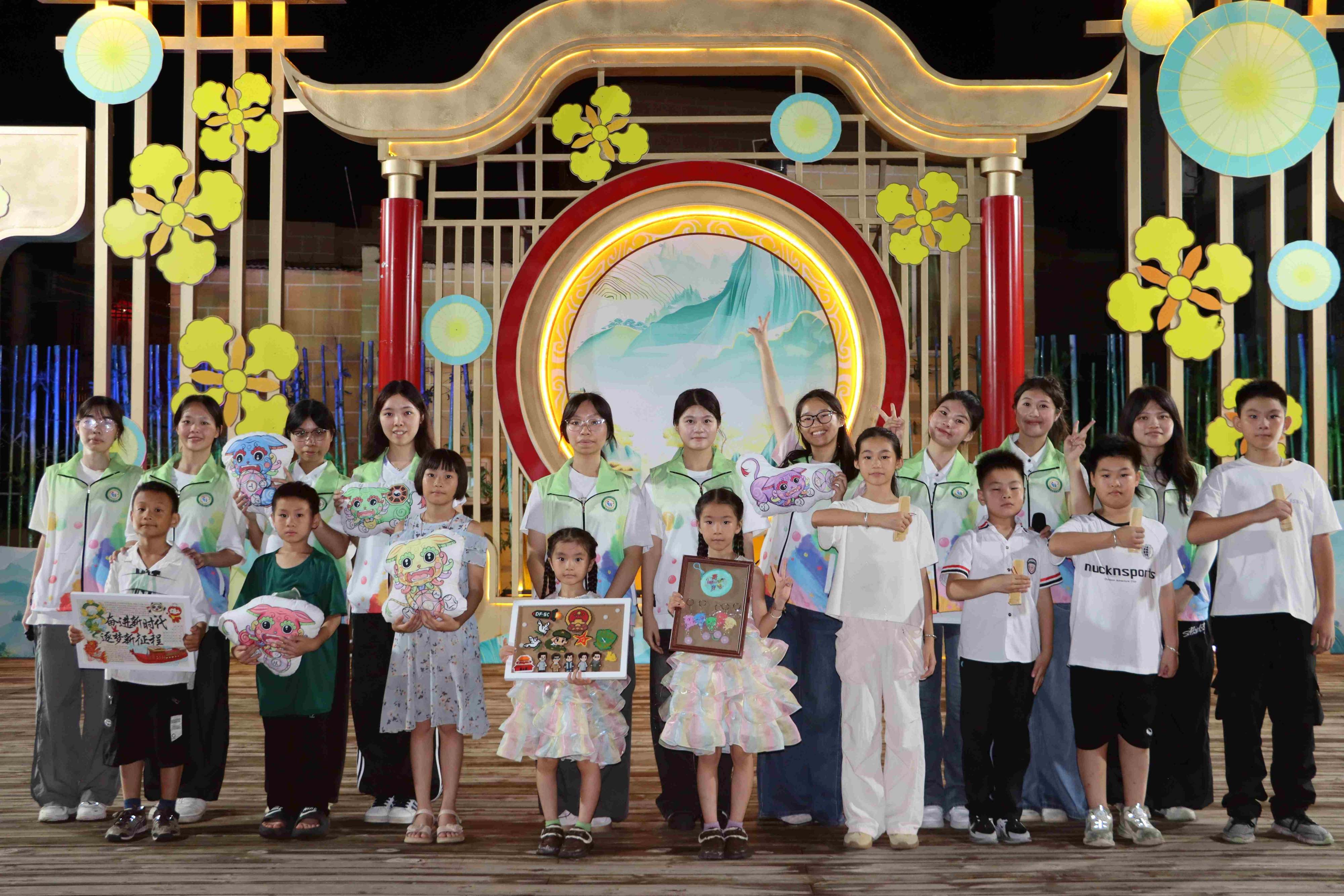 图为玄武夜市玄武山夜市汇演合影留念.jpg