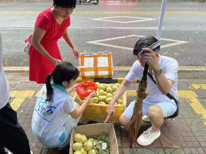 图为线下助农摆摊