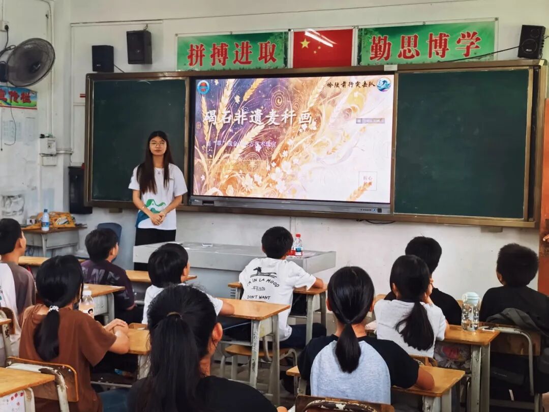 岭陆前行突击队队员讲解碣石非遗麦秆画