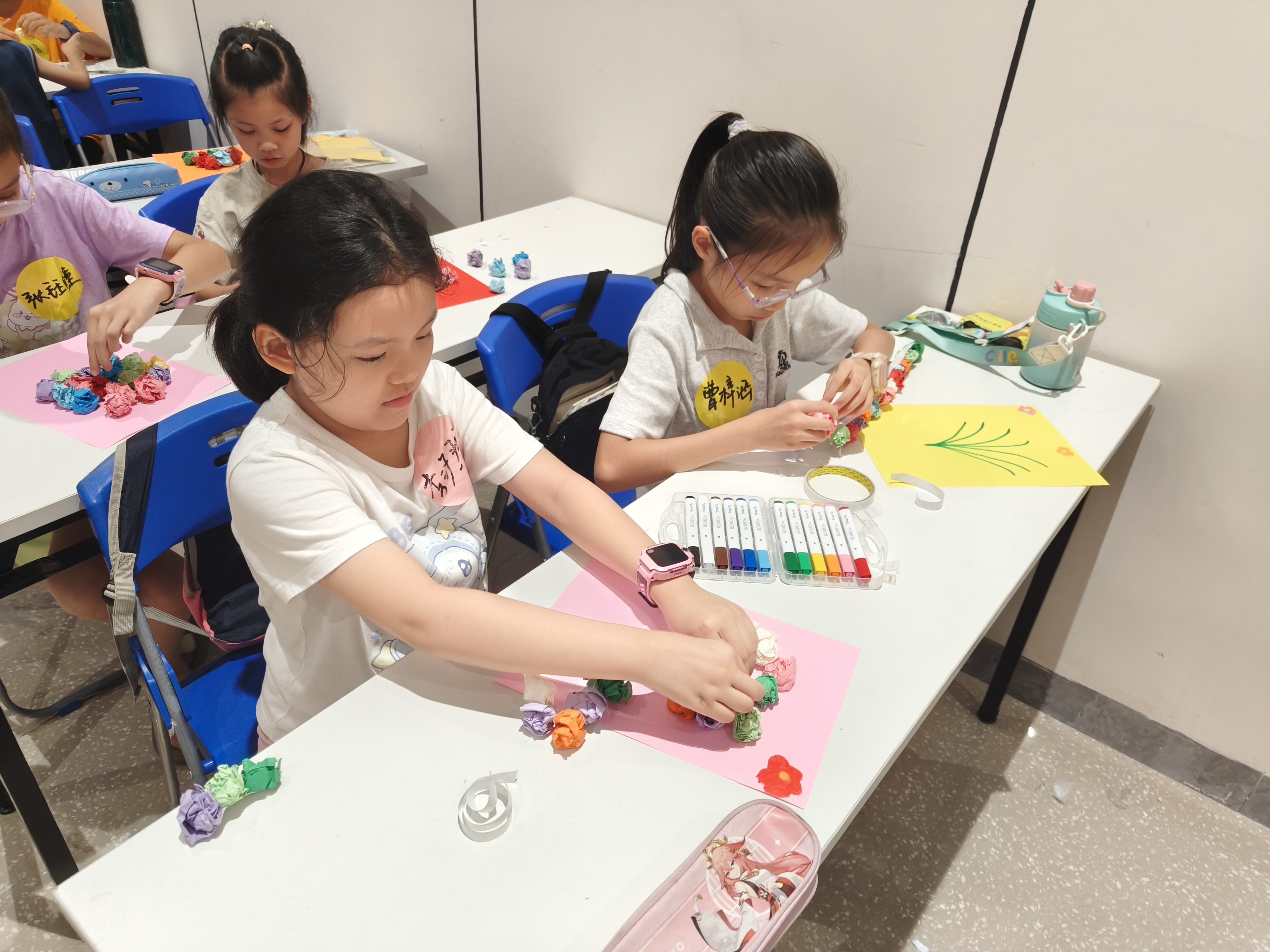 图2：学生认真完成手工作品