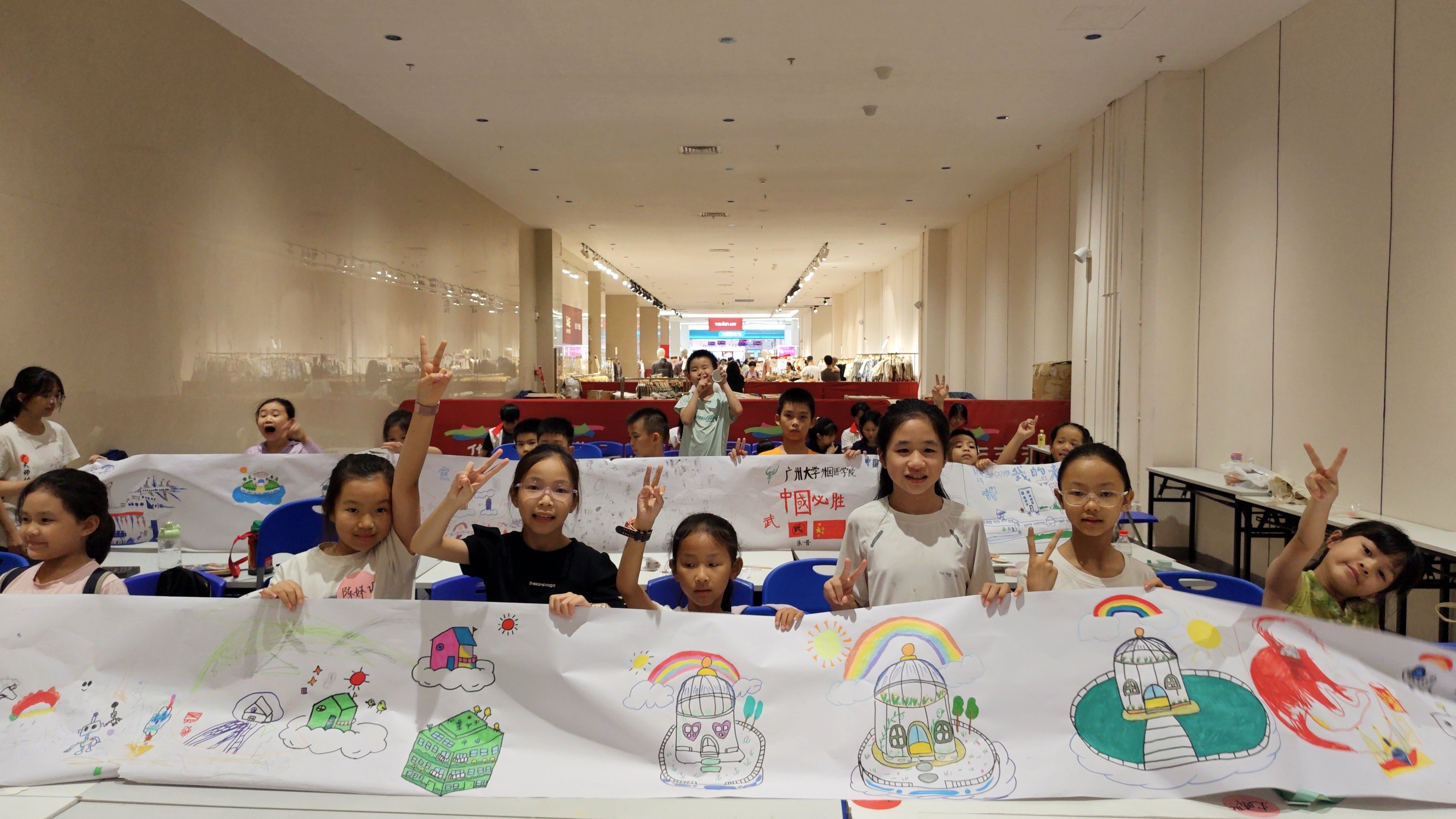 图5：学生展示智造番禺主题大海报