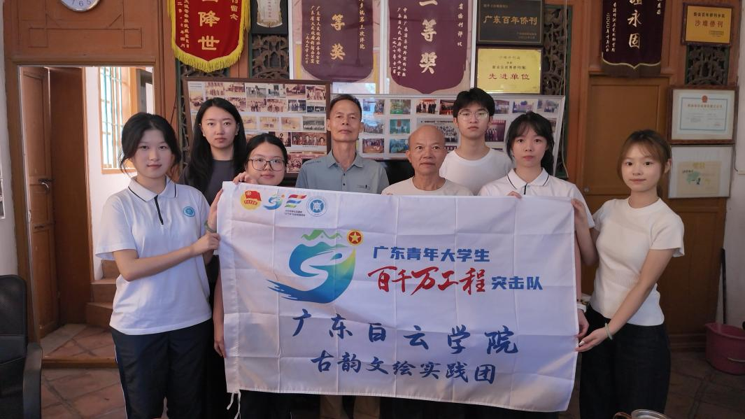 实践团与工作人员合照