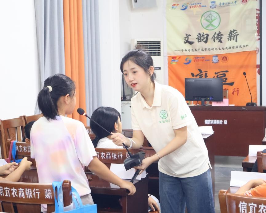 朗读红色诗.jpg