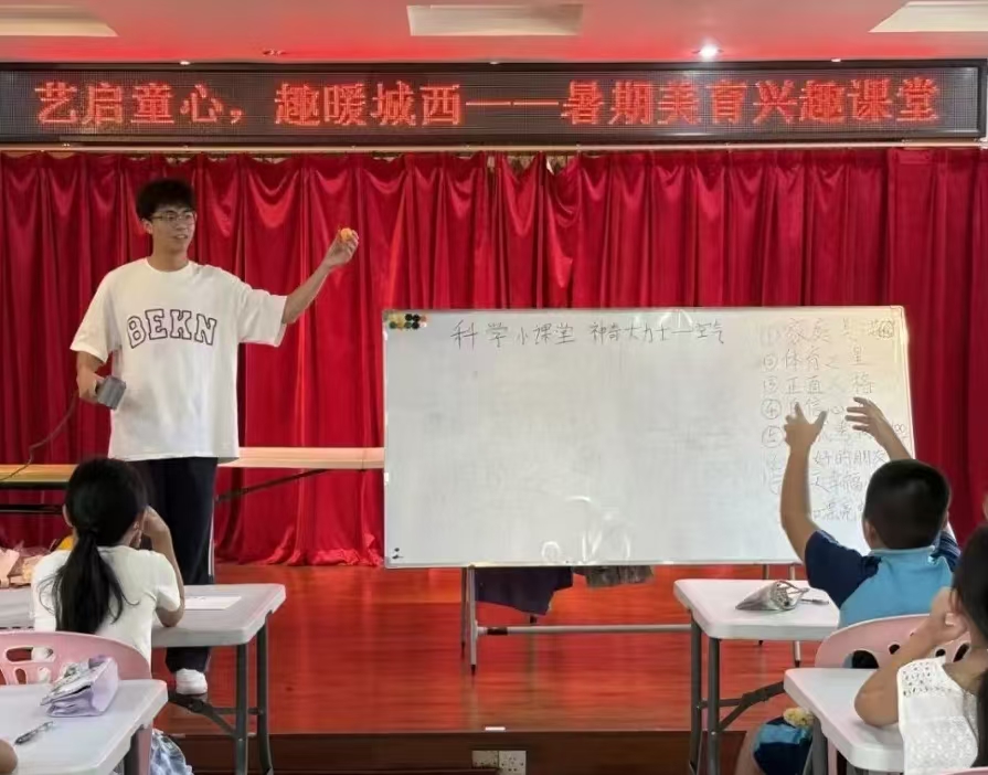 图为突击队队员开展大气压趣味科学课堂授课现场