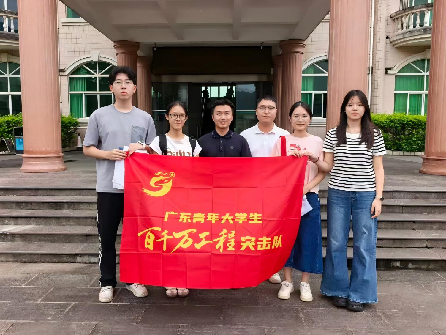 实践团成员与吕田镇干部合影