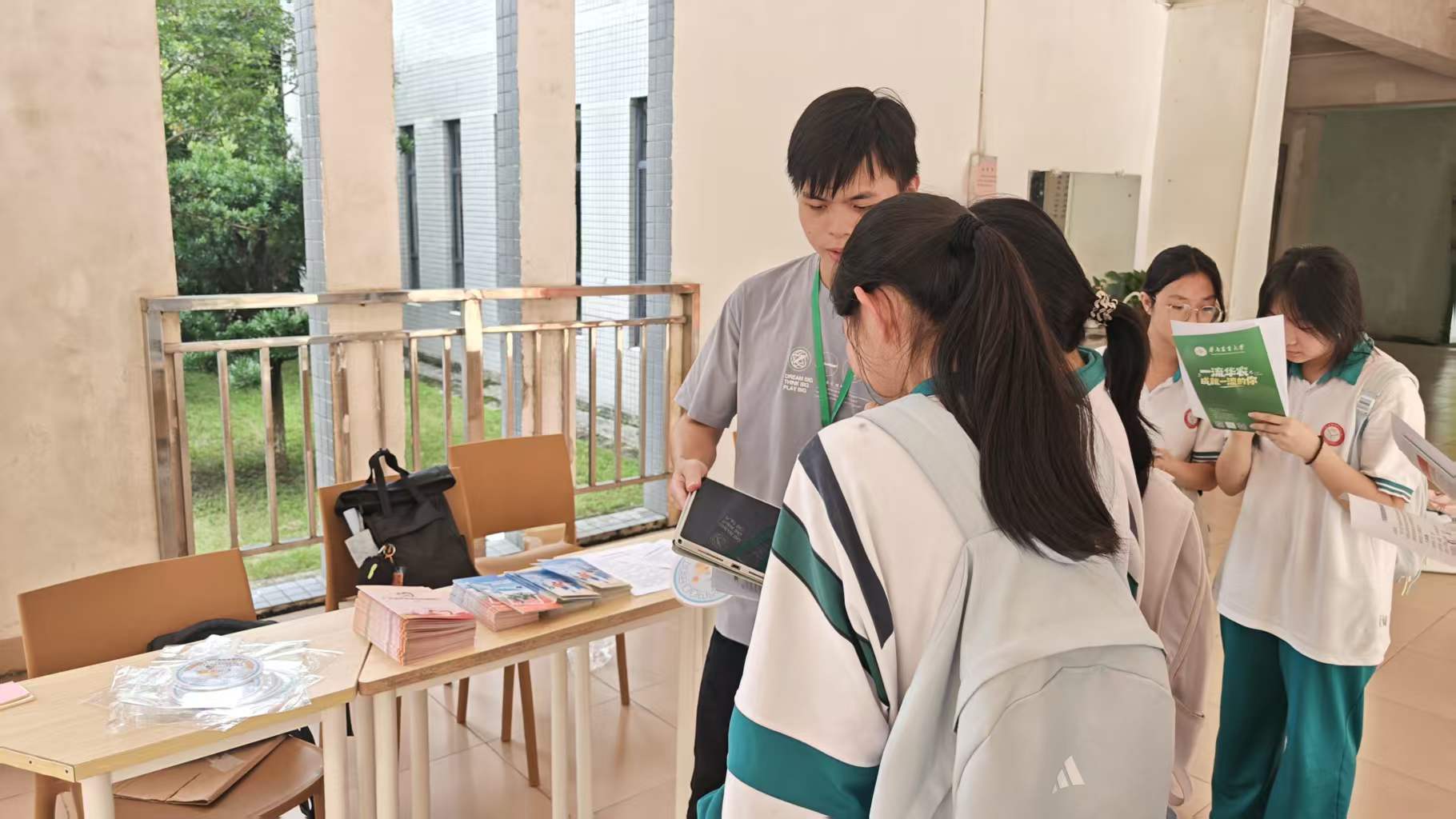 现场演算助学贷款还款金额，普及资助政策
