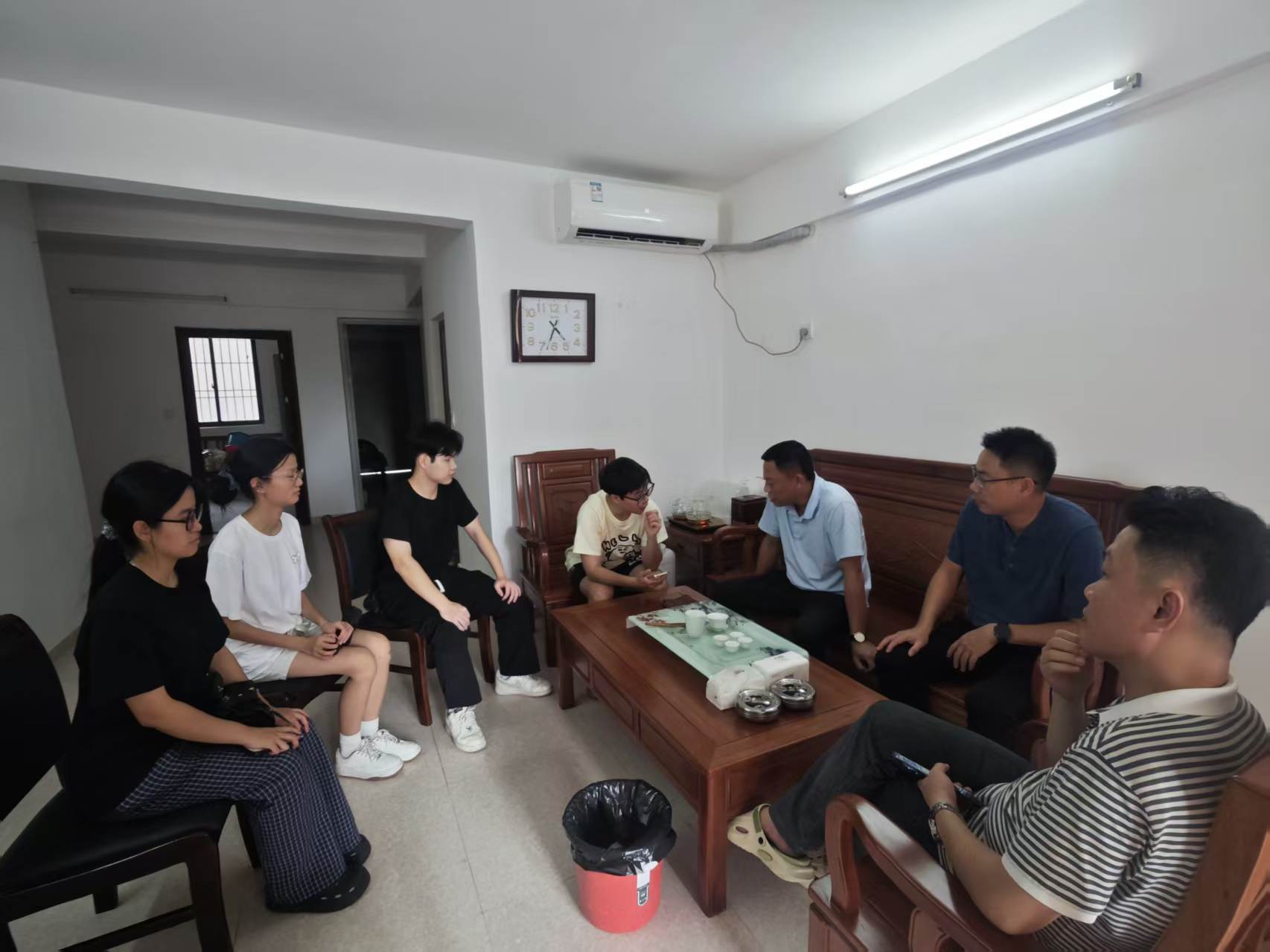 筑景兴乡突击队与社区工作人员讨论方案和交流.jpg