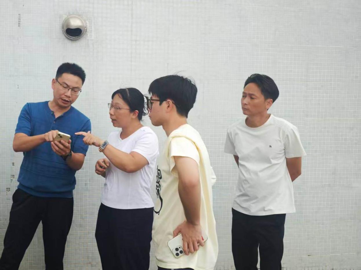 团队跟随工作人员走访社区.jpg
