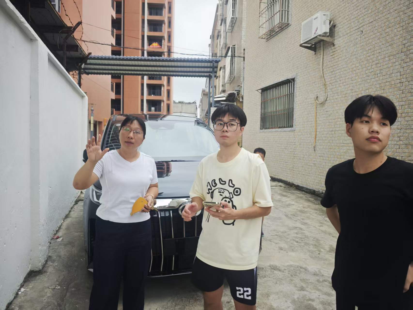 黄婉钿主任和团队成员沟通.jpg