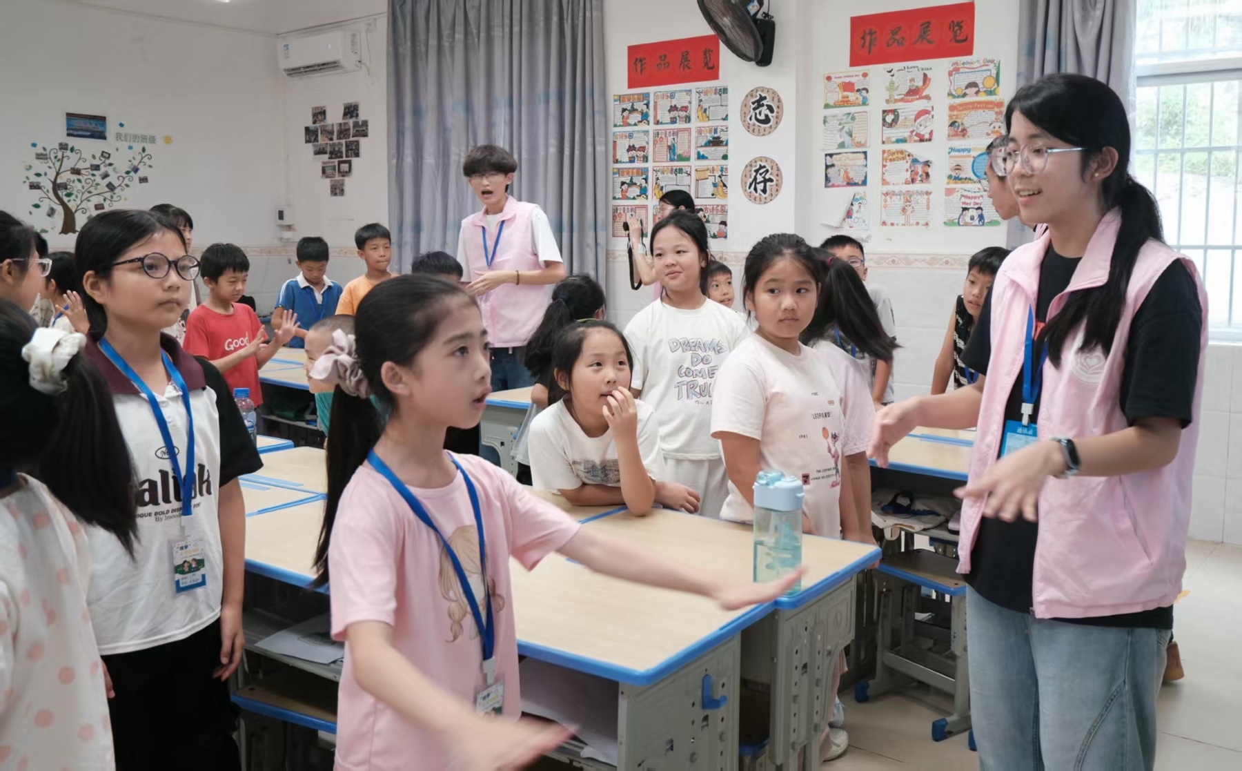 图为学生在“安全小卫士”课程中学习防溺水手势舞