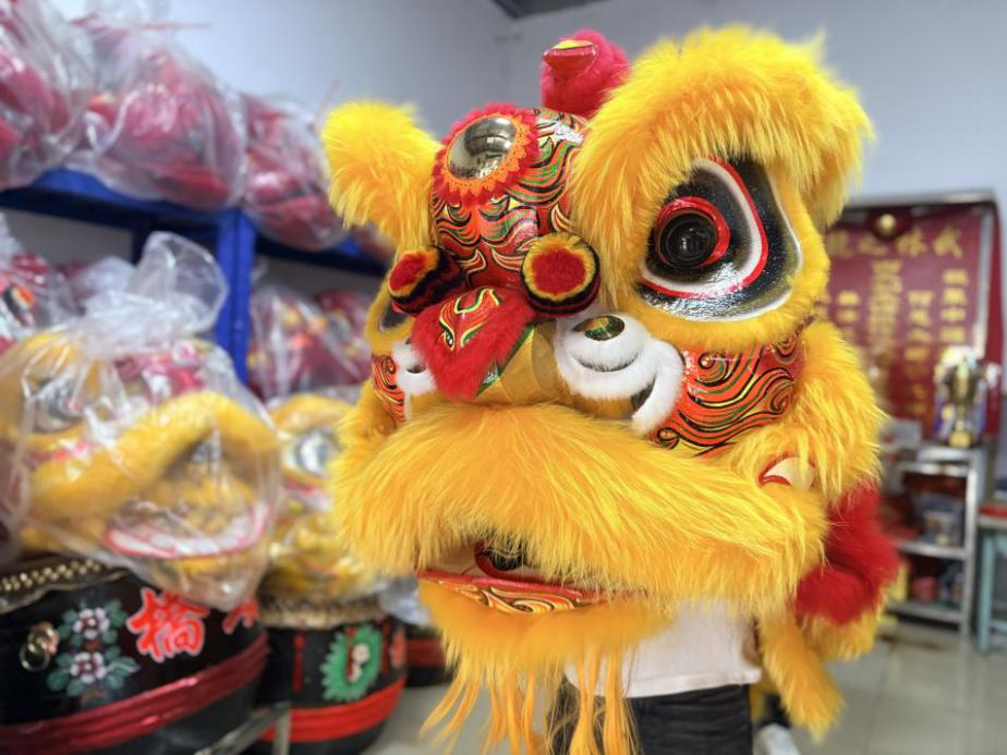 图为醒狮团领队林嘉剑展示狮头眨眼。何俞臻 供图